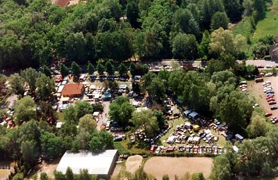 Flohmarkt-Veranstaltung in Bergen / Dumme auf dem Parkplatz